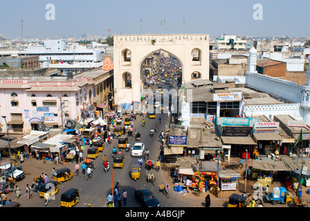 Image du trafic lourd passant autour de la Charminar à Hyderabad Inde Banque D'Images