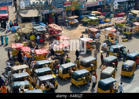 Image du trafic lourd passant autour de la Charminar à Hyderabad Inde Banque D'Images