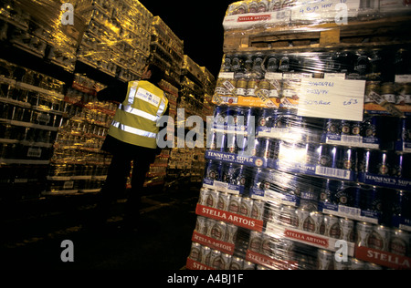 Quantités de bière en canettes confisqué par les douanes britanniques et de l'accise à Port Dover à partir de gens qui essaient de faire passer. Banque D'Images