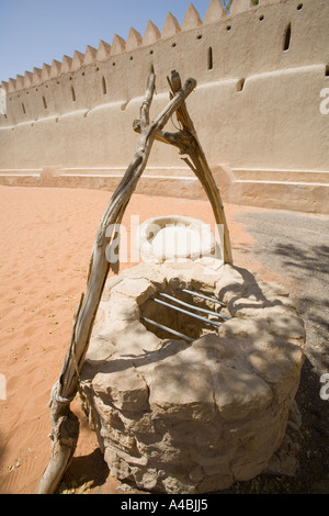 Un puits dans un coin du Sultan bin Zayed Fort à Al-Ain, Émirats arabes unis (Dubaï) Banque D'Images