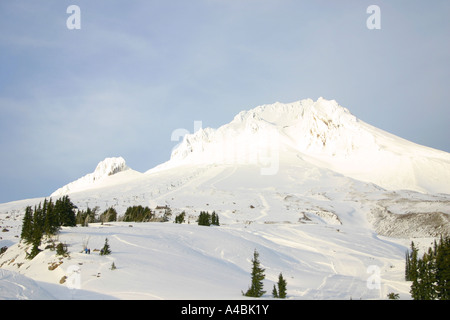 La neige a couvert 39 069,09708 Mount Hood -- 11 235 ft dans le milieu de l'hiver le paradis. Banque D'Images