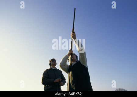 Le TIR AU PIGEON D'ARGILE, visant en fusil de CIEL BLEU CLAIR, Angleterre, 1990 Banque D'Images