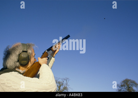 Le TIR AU PIGEON D'ARGILE, visant en fusil de CIEL BLEU CLAIR, Angleterre, 1990 Banque D'Images