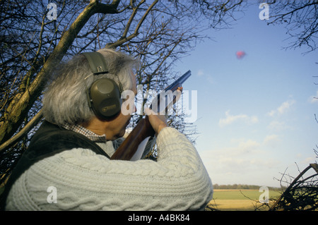 Le TIR AU PIGEON D'ARGILE, visant en fusil de CIEL BLEU CLAIR, Angleterre, 1990 Banque D'Images