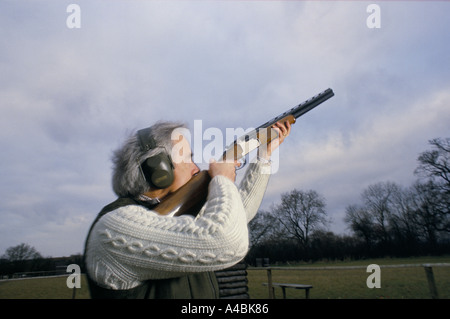 Le TIR AU PIGEON D'ARGILE, visant en fusil de CIEL BLEU CLAIR, Angleterre, 1990 Banque D'Images