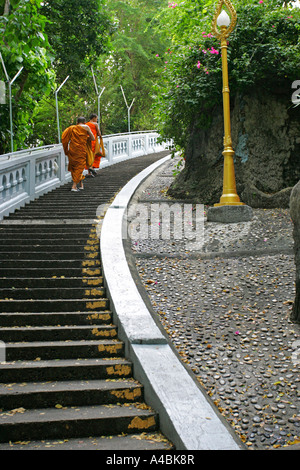 Le moine bouddhiste escalier ascendant étape par étape à l'aka Wat Saket Bangkok Thailand Mont d'Or Banque D'Images