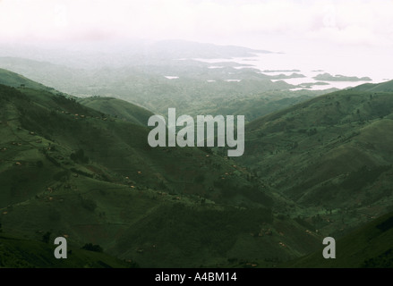 Le Lac Kivu misty green valley paysage de colline au Rwanda Banque D'Images