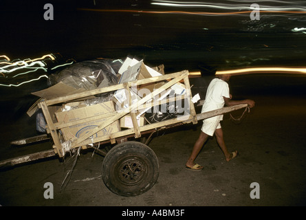 Sao Paulo, Brésil ; les collectionneurs de papier au travail de nuit. Ils gagnent un petit salaire de recyclage. Banque D'Images