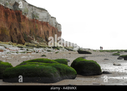 Bouple promenade sur la plage à côté de Norfolk Hunstanton cliffs UK Banque D'Images