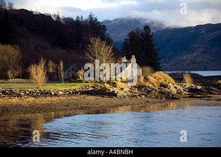 La fin de l'après-midi soleil sur un chalet sur les rives du Loch Duich, au nord-ouest de l'Écosse. UK Banque D'Images