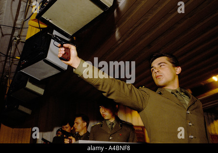 La cible dans l'école de formation du KGB, Moscou, Russie, URSS, en utilisant le KGB's standard 9mm pistolet manuel 1990 Banque D'Images