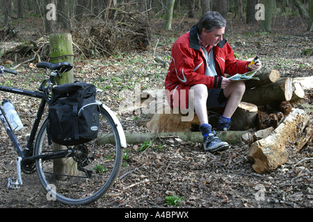 À l'aide d'un cycliste de poche GPS système de navigation dans la forêt à Whitecraigs près de North Berwick en Écosse Banque D'Images
