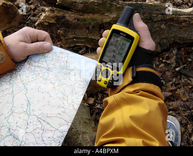 Tiré d'un générique Walker à l'aide d'un GPS de poche système de navigation on a hike Banque D'Images