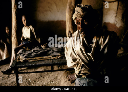 La LUTTE QUOTIDIENNE POUR LA NOURRITURE AVEC LA VENUE D'UNE NOUVELLE FAMINE, MESHAL VILLAGE, mai 1991. GEBREMARIAM & FILS DANIEL et félicitations. Banque D'Images