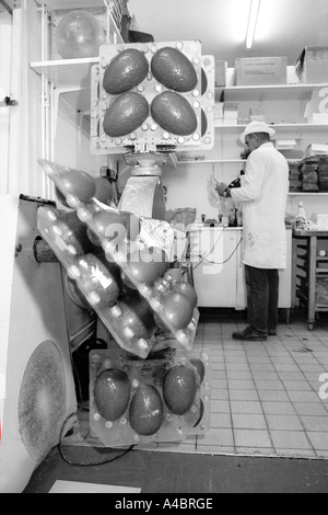 La production d'Œufs de Pâques au chocolat à Great Yarmouth Banque D'Images