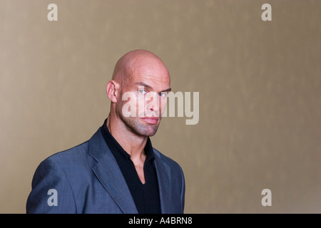 Portrait d'homme en veste de sport-chic et chemise noire Banque D'Images