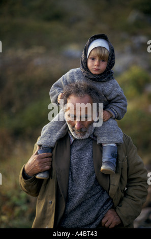 Col CHUBERI, GÉORGIE, octobre 1993 : un père porte sa fille sur son dos alors qu'ils traversent la 2 780 mètres Chuberi passer de Svaneti abkhaze à la sécurité. Banque D'Images