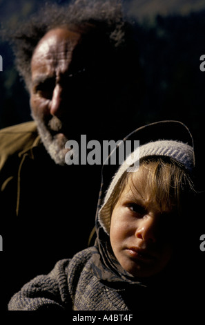 Col CHUBERI, GÉORGIE, octobre 1993 : un père et sa fille reste alors qu'ils traversent la 2 780 mètres Chuberi passer de Svaneti abkhaze à la sécurité. Banque D'Images