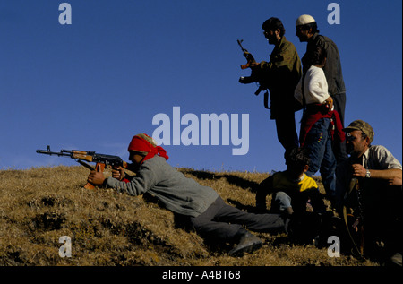 Col CHUBERI, GÉORGIE, octobre 1993 : en haut de la montagne Chuberi passer une famille joue à la cible avec une Kalachnikov tout en fuyant les conflits en Géorgie en Svaneti abkhaze. Banque D'Images