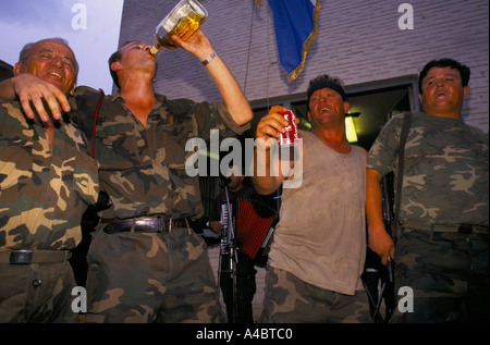 Re-croate capture de la Krajina, Août 95 : les troupes croates à Sunja près de Petrinja célèbrent leur victoire sur les Serbes Banque D'Images