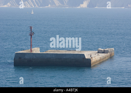 Deux hommes de la pêche de l'île par l'homme à l'extérieur de port de Santurtzi, côte Basque, Pays Basque, Espagne. Banque D'Images