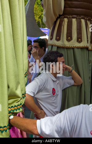 Les hommes Basque appuyé contre gigantes (giants) pendant les pauses dans le défilé Casco Viejo, Aste Nagusia, Bilbao, Pays Basque Banque D'Images