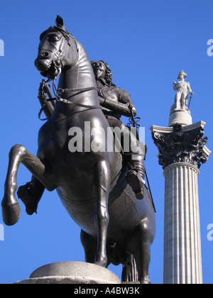 Nelson s Colonne et Statue du Roi Charles I Trafalgar Square City of Westminster London UK Banque D'Images