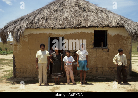 Rondônia, au Brésil. Famille d'indiens Macuxi adobe en dehors de leur maison et de chaume. Banque D'Images