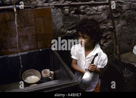 Une femme à la porte de son logement loué grand old cortico - maisons divisées en petites chambres Sao Paulo Brésil Banque D'Images