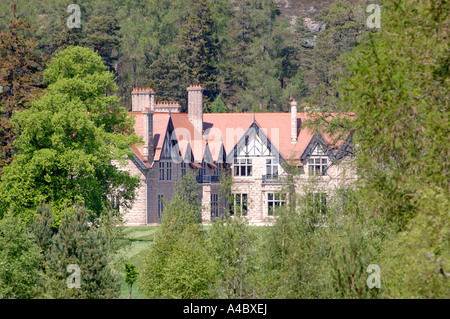 Mar Lodge House par la rivière Dee à Royal Deeside, dans l'Aberdeenshire. XPL 4639-436 Banque D'Images