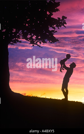 Le père et l'enfant Moment de tendresse au coucher du soleil Banque D'Images