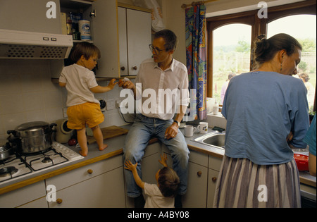 "Méditants TRANSCENDANTALE QUI VIVENT À 'L'IDÉAL' VILLAGE SKELMERSDALE, Lancashire, Angleterre, 1989 Banque D'Images