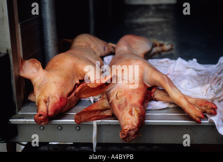 Livraison au supermarché boucher Paris. Vente en gros. Arrière du camion, de la camionnette ou du camion qui livre le porc. La nourriture des porcs morts sur le marché en France. Alimentation à stocker. Banque D'Images
