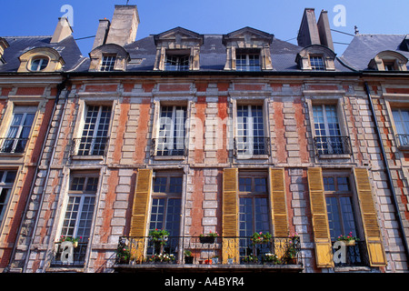 Paris, place des Vosges, le Marais. Façade en brique et pierre de bâtiments historiques datant de 17th siècles dans le centre de Paris dans le 4th arrondissement. Banque D'Images