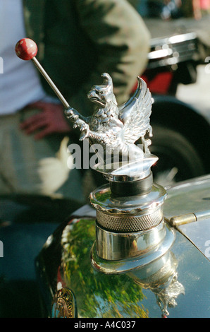 Vauxhall s Griffen lent mascot badge sur old vintage touring radiateur de voiture Banque D'Images