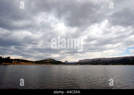 Lac de l'île au large de l'autoroute beartooth, forêt nationale de Shoshone, Wyoming