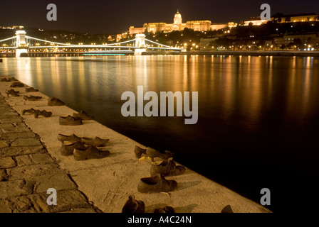 Holocaust Memorial Chaussures sur la promenade du Danube par nuit Budapest Hongrie Banque D'Images