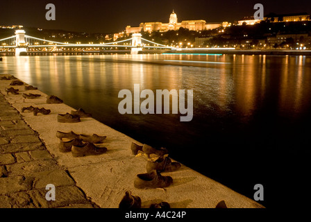 Holocaust Memorial Chaussures sur la promenade du Danube par nuit Budapest Hongrie Banque D'Images
