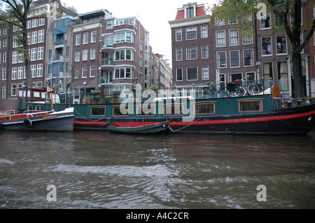 Bateaux amarrés sur un canal à Amsterdam Banque D'Images