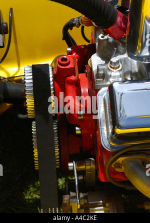 Moteur peint rouge jaune montrant la courroie d'arbre à cames Banque D'Images