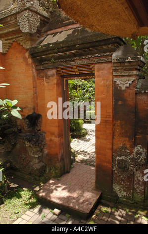 Cour intérieure et la passerelle au Palais Royal d'Ubud, Bali, Indonésie Banque D'Images