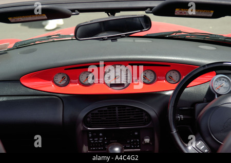 Tableau de bord rouge sur voiture sport décapotable Banque D'Images