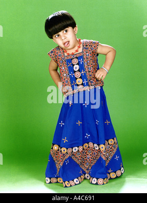 Une petite fille portant un 'ghagra choli" brodé, une tenue traditionnelle indienne Banque D'Images