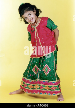 Une petite fille portant un 'ghagra choli" brodé, une tenue traditionnelle indienne Banque D'Images