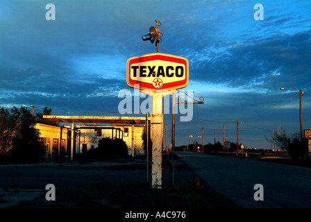 Une station d'essence Texaco fermé dans la ville de Mclean au Texas le long de la vieille route 66 Banque D'Images