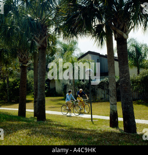 Deux personnes âgées vous détendre avec une promenade à vélo dans la communauté en Floride Banque D'Images