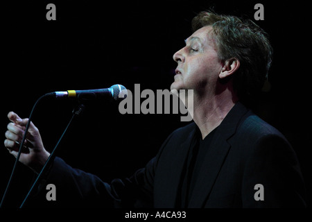 Paul McCartney chante hier en hommage à George Harrison lors d'un concert-hommage 2002 Liverpool Empire Theatre Banque D'Images