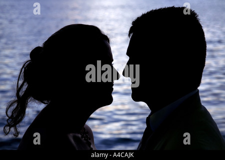 Couple romantique découpé sur la mer Banque D'Images