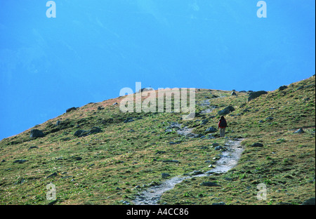 Randonneur dans landsape de montagne au-dessus de la montagne Muottas Muragl, Saint Moritz Oberengadin Suisse Banque D'Images