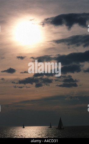 Bateaux à voile et sun Friedrichshafen Lac de Constance (Bodensee) Bade-wurtemberg Allemagne Banque D'Images